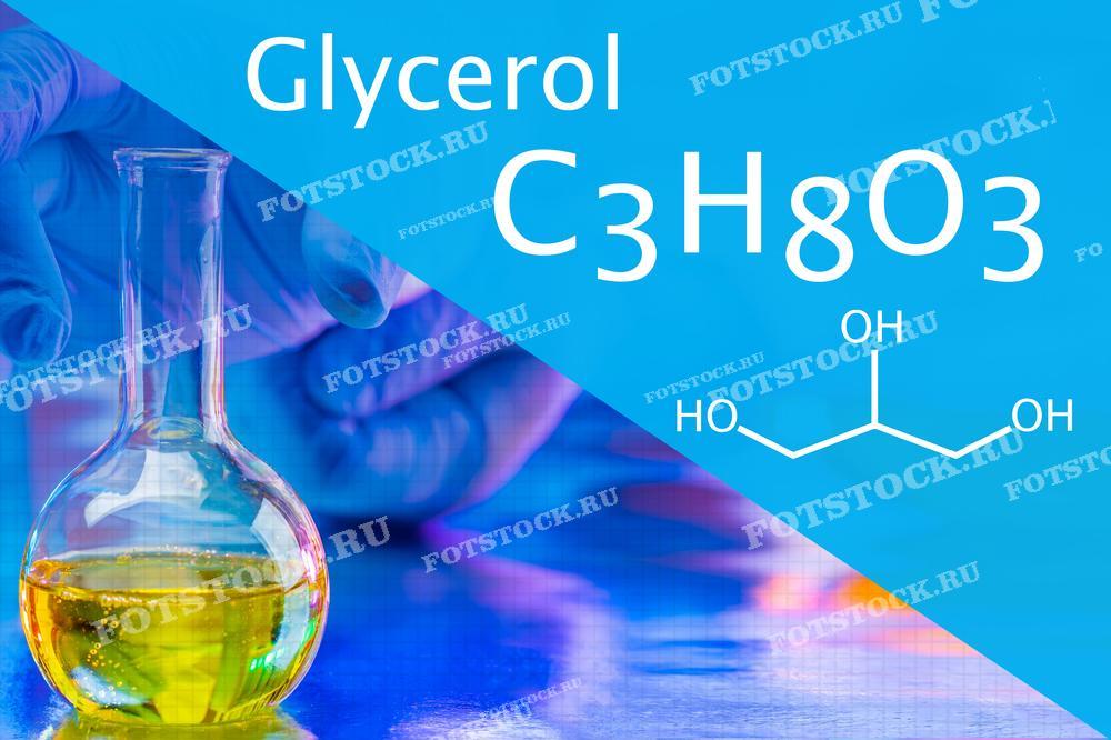 На фотографии изображены надпись "Glycerol" и химическая формула глицерина (C3H8O3) на синем фоне. На переднем плане видна колба с желтой жидкостью и рука лаборанта в перчатке, что иллюстрирует процесс лабораторного исследования глицерина.
